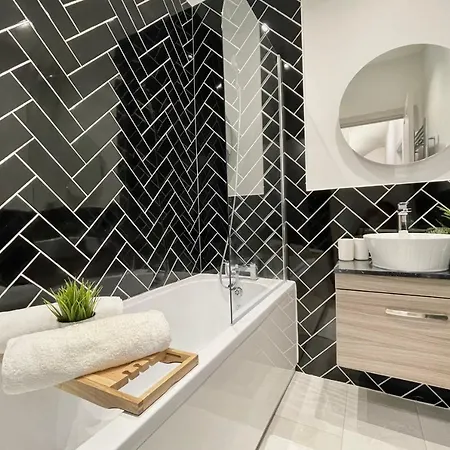 Guestready - Modern Sleeps 10 Close To Leeds City Family Home Holiday home *