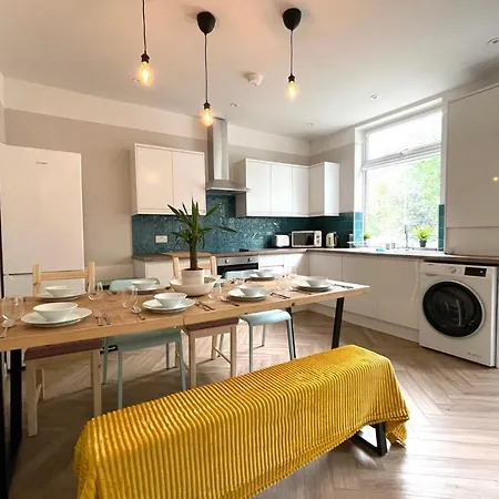 Guestready - Modern Sleeps 10 Close To Leeds City Family Home * Leeds (West Yorkshire)