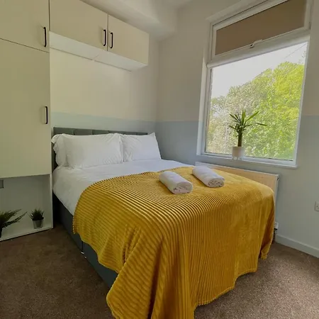 Guestready - Modern Sleeps 10 Close To Leeds City Family Home Holiday home