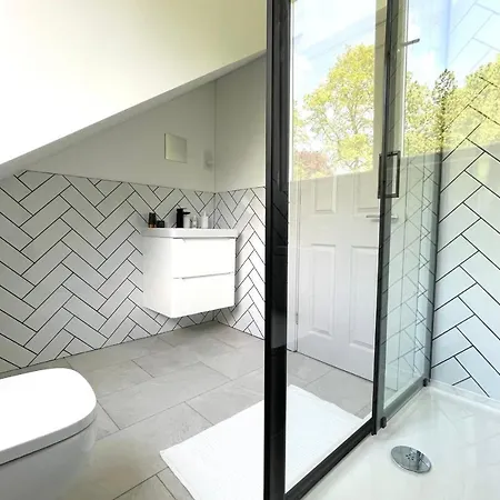 Guestready - Modern Sleeps 10 Close To Leeds City Family Home *