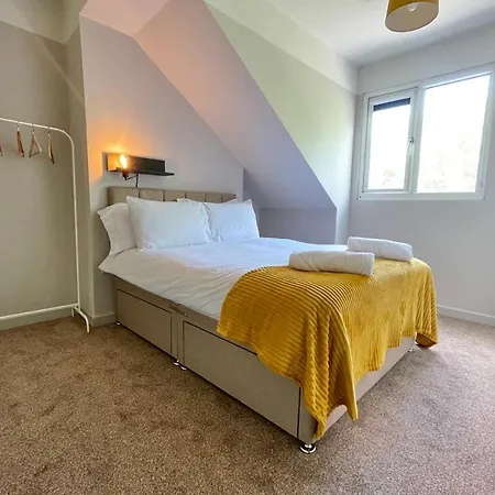 Guestready - Modern Sleeps 10 Close To Leeds City Family Home