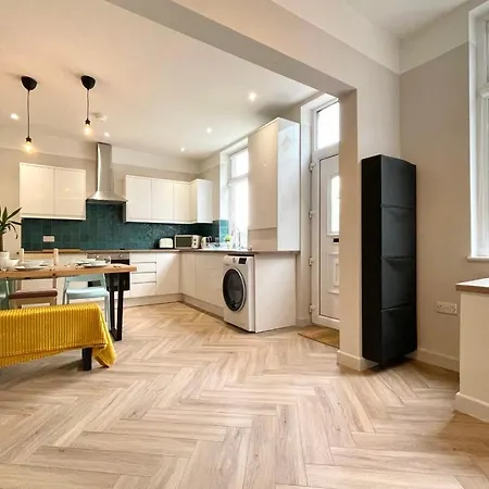 Holiday home Guestready - Modern Sleeps 10 Close To Leeds City Family Home