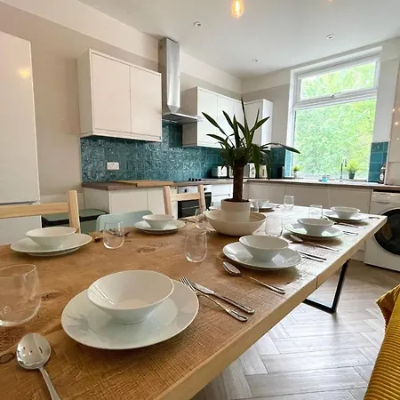 Guestready - Modern Sleeps 10 Close To Leeds City Family Home Holiday home Leeds (West Yorkshire)