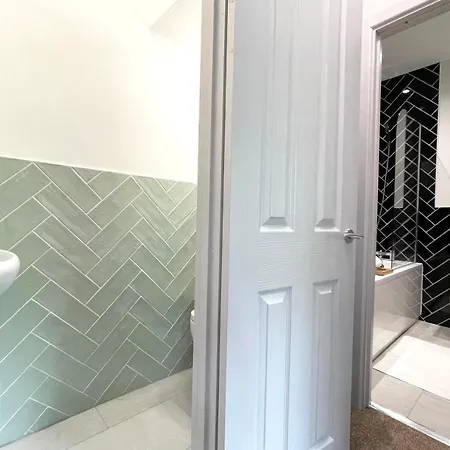 Guestready - Modern Sleeps 10 Close To Leeds City Family Home Leeds (West Yorkshire)