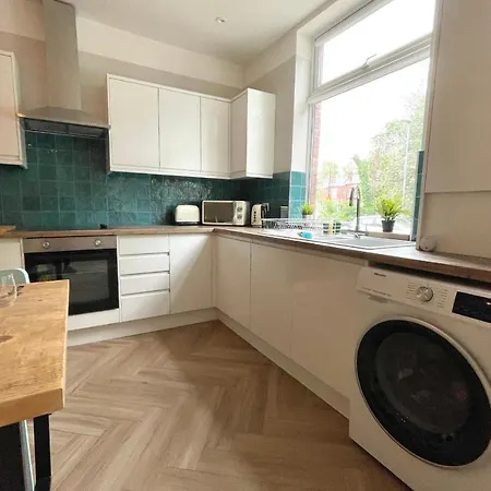 Guestready - Modern Sleeps 10 Close To Leeds City Family Home