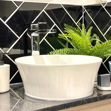 Guestready - Modern Sleeps 10 Close To Leeds City Family Home * Leeds (West Yorkshire)