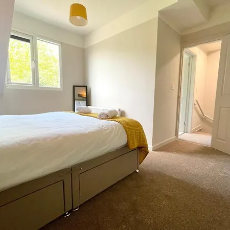 Holiday home Guestready - Modern Sleeps 10 Close To Leeds City Family Home Leeds (West Yorkshire)