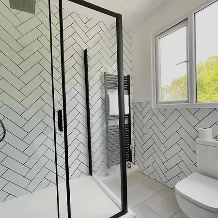 Guestready - Modern Sleeps 10 Close To Leeds City Family Home Holiday home