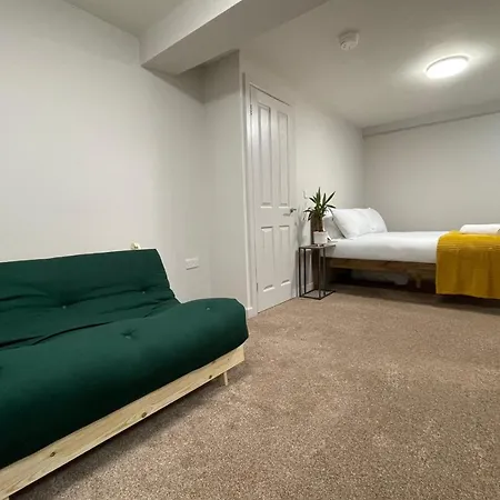 Guestready - Modern Sleeps 10 Close To Leeds City Family Home Holiday home *