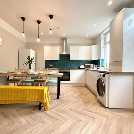 Guestready - Modern Sleeps 10 Close To Leeds City Family Home Holiday home Leeds (West Yorkshire)