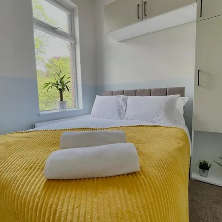 Guestready - Modern Sleeps 10 Close To Leeds City Family Home Holiday home *