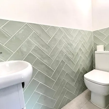 Holiday home Guestready - Modern Sleeps 10 Close To Leeds City Family Home