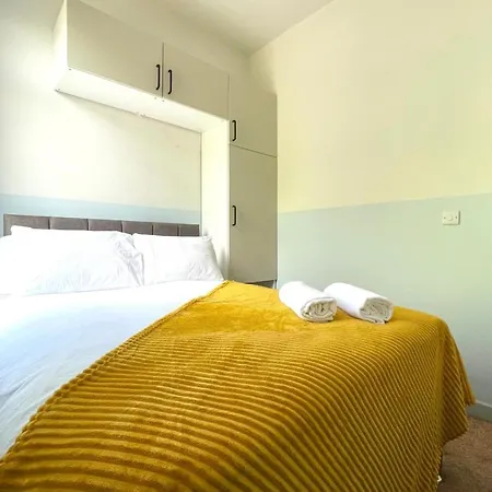 Guestready - Modern Sleeps 10 Close To Leeds City Family Home Holiday home Leeds (West Yorkshire)