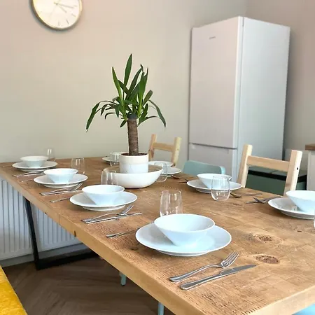 Guestready - Modern Sleeps 10 Close To Leeds City Family Home