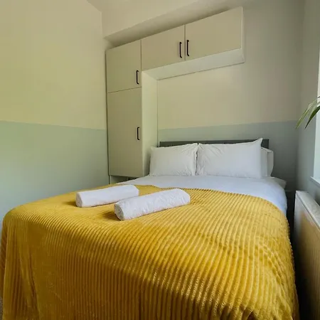 Guestready - Modern Sleeps 10 Close To Leeds City Family Home Holiday home