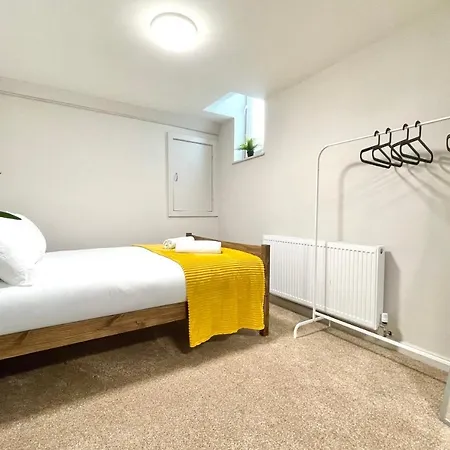 Guestready - Modern Sleeps 10 Close To Leeds City Family Home Holiday home *