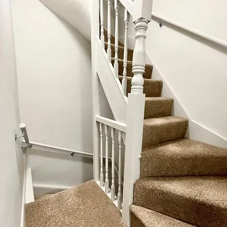 Guestready - Modern Sleeps 10 Close To Leeds City Family Home *