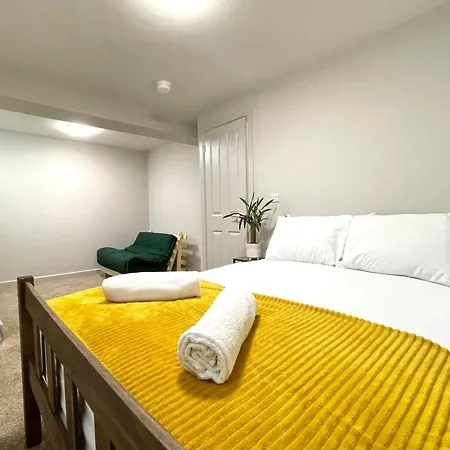 Guestready - Modern Sleeps 10 Close To Leeds City Family Home Holiday home