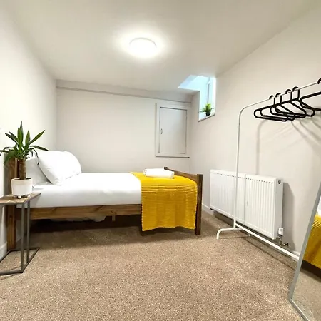 Guestready - Modern Sleeps 10 Close To Leeds City Family Home