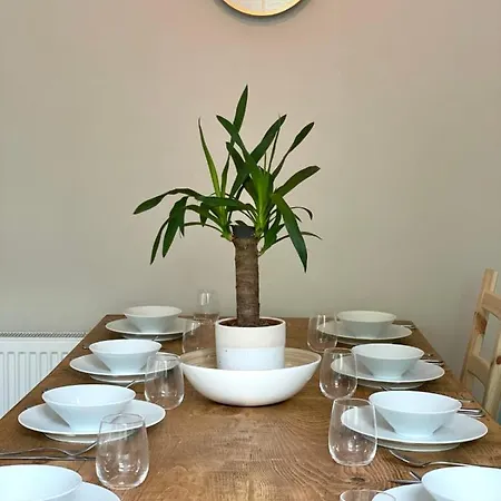 Holiday home Guestready - Modern Sleeps 10 Close To Leeds City Family Home